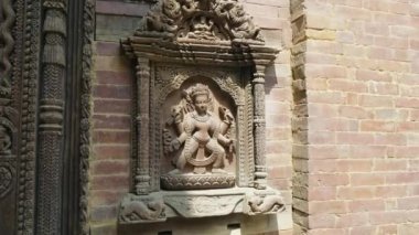 Oyma duvar Tanrı Tanrıça Patan Darbar Meydanı'nda heykeli ile. Katmandu, Nepal.
