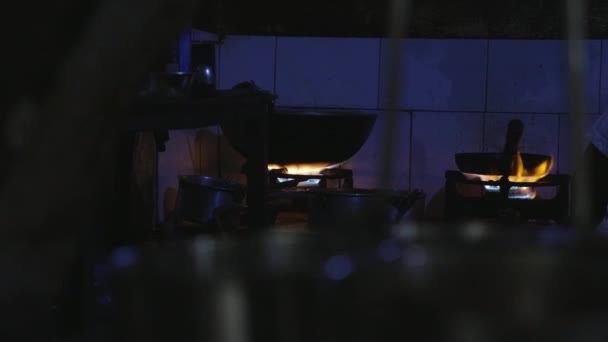 La comida frita se está cocinando en el wok en la estufa de gas. Katmandú, Nepal . — Vídeo de stock