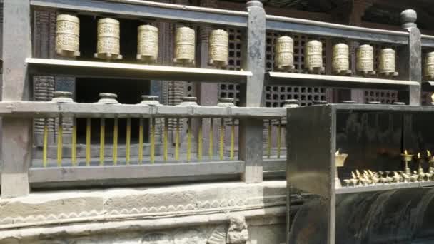 尼泊尔加德满都山谷杜巴广场帕坦的祈祷轮. — 图库视频影像