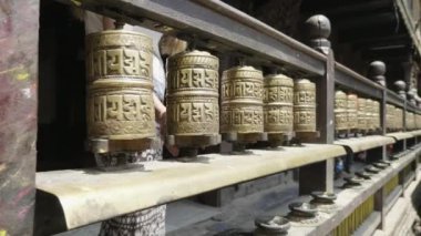 Kadın ibadet tekerlerimi Patan, Durbar Meydanı, Katmandu Vadisi'nde, Nepal spin.