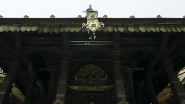 Templo de oro en Patan, monasterio Buddhist de la plaza de Durbar, Katmandú de Nepal . — Vídeos de Stock