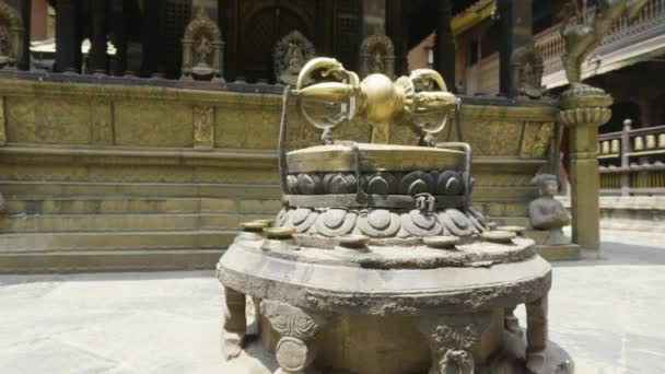 Ancient statue at Durbar Square in Patan, Kathmandu Valley, Nepal. — Stock Video