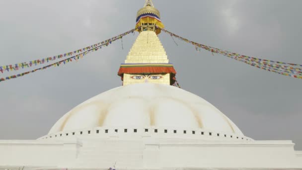 尼泊尔加德满都河谷最大的佛塔 Boudhanath. — 图库视频影像