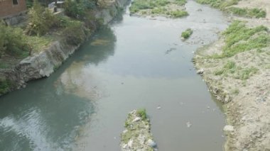 Katmandu, Nepal: Bagmati Nehri'nin su kirliliği.