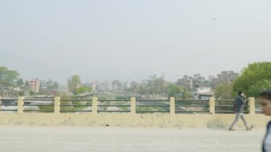 Kirli Bagmati Nehri Katmandu, Nepal köprüde trafik.