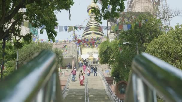 Trappan upp till antikens berömda Sawayambhunath monkey temple i Kathmandu, Nepal. — Stockvideo