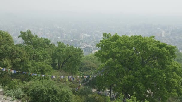 Pohled do Káthmándú město z opičího chrámu starověkého Sawayambhunath, Nepál. — Stock video