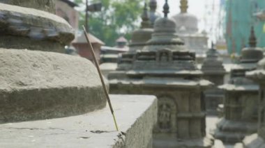 Katmandu, Nepal eski Sawayambhunath maymun tapınakta smoldering tütsü.