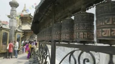 Katmandu, nepal swayambhunath maymun tapınağında ibadet tekerlerimi.