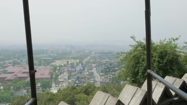 Kijk naar de stad Kathmandu uit de oude Sawayambhunath aap tempel, Nepal. — Stockvideo