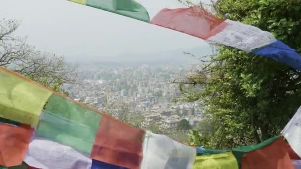 Vista a la ciudad de Katmandú desde el antiguo templo del mono Sawayambhunath, Nepal . — Vídeo de stock