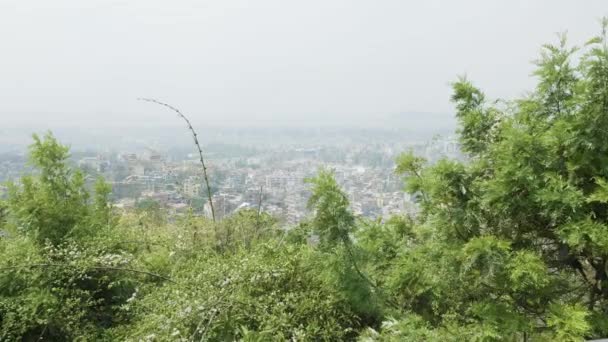 Kathmandu şehir antik Sawayambhunath maymun Tapınağı, Nepal görüntülemek. — Stok video