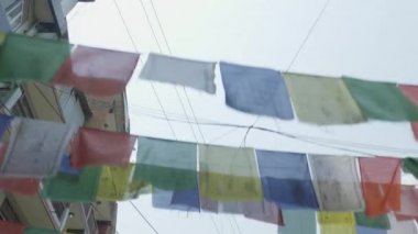 Geleneksel renkli Budizm dua bayrakları üzerinde üzerinde street Katmandu, Nepal