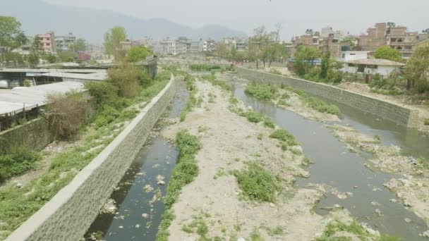 Vattenförorening av Bagmati River i Kathmandu, Nepal. — Stockvideo