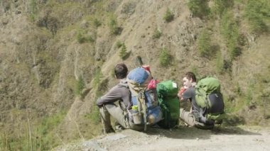 Manaslu, Nepal - Mart, 2018: Avrupa backpackers trek dağ devre Manaslu yerel rehber ile tartışmak.