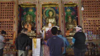 Samagaon, Nepal - Mart, 2018: Turist wath yerel Budist manastır.