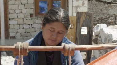 Shyala, Nepal - Mart, 2018: Yerel kadın el ile eski bir ev yapımı tezgah mindere örgü.