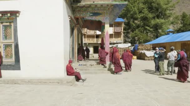 Samagaon, Nepal - mars 2018: Buddhistiska munkar går du till tjänst i kloster. — Stockvideo