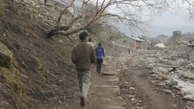 Samagaon, Nepal - Mart, 2018: Yerel halkın yürür köyde iş günü sonra.