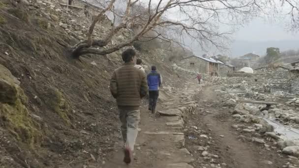 Samagaon, Nepal - maart, 2018: Lokale bevolking wandelingen in het dorp na werkdag. — Stockvideo