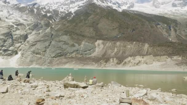 Samagaon, Nepál - březen, 2018: Turisté mají odpočinout na horské jezero muzeumNárodní v Himalájích blízko Manaslu. — Stock video