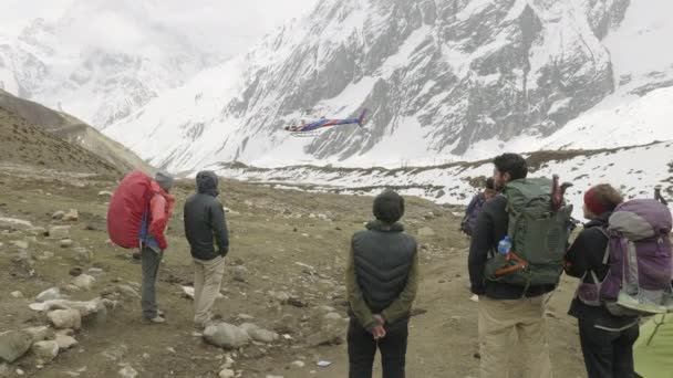 DHARMASALA, NEPAL - MARZO, 2018: El helicóptero de rescate aterriza para evacuar a los turistas de las montañas . — Vídeos de Stock