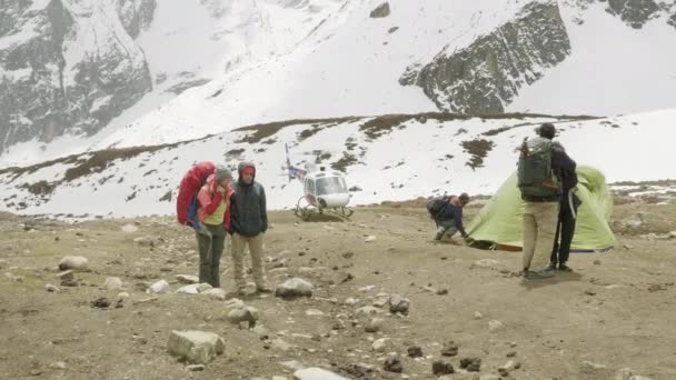 Dharamsali, Nepal - marca, 2018: Helikopter ratunkowy ląduje do ewakuacji turystów z gór. — Wideo stockowe