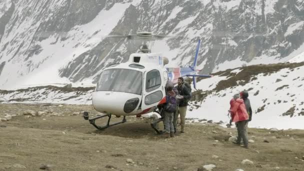 DHARMASALA, NEPAL - MARCH, 2018: Tourists get into the helicopter after the incident in mountains. — Stock Video