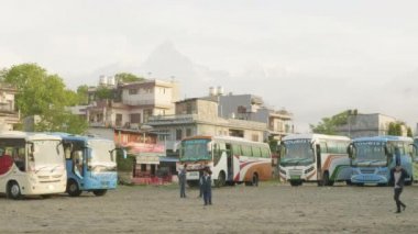 Pokhara, Nepal - Mart, 2018: Merkezi otobüs durağına Pokhara büyük şehirde turist otobüsleri ile.