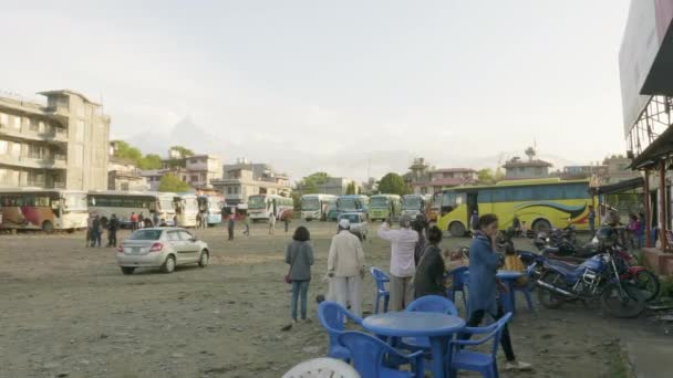 Pokhara, Nepál - březen, 2018: Centrální autobusové zastávky s autobusy turistické ve velkém městě Pokhara. — Stock video