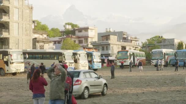 Pokhara, Nepál - březen, 2018: Centrální autobusové zastávky s autobusy turistické ve velkém městě Pokhara. — Stock video