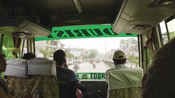 Pokhara, Nepal - maart, 2018: Uitzicht vanaf de voorruit van de bus naar het verkeer in de stad. — Stockvideo