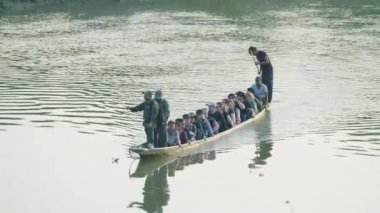 Chitwan, Nepal - Mart, 2018: Milli Park ahşap tekneler safariye Kano insanlarda.