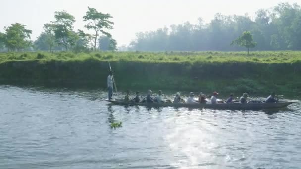 ЧИТВАН, НЕПАЛ - Март 2018 года: Люди в сафари на каноэ на деревянных лодках в национальном парке . — стоковое видео