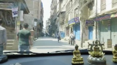 Katmandu, Nepal - Mart, 2018: Arabayı görünümünden yoğun trafik turizm alanı şehrin ortasındaki Thamel sokaklarında üzerinde.
