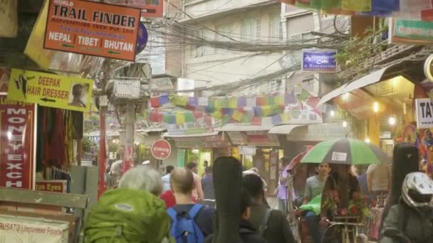 KATHMANDU, NEPAL - MARTIE, 2018: Trafic intens pe străzile zonei turistice Thamel în centrul orașului . — Videoclip de stoc