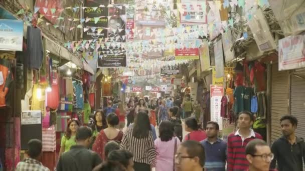 Katmandu, Nepal - Mart, 2018: Thamel şehir merkezinde turist alan sokaklarında yoğun trafik. — Stok video