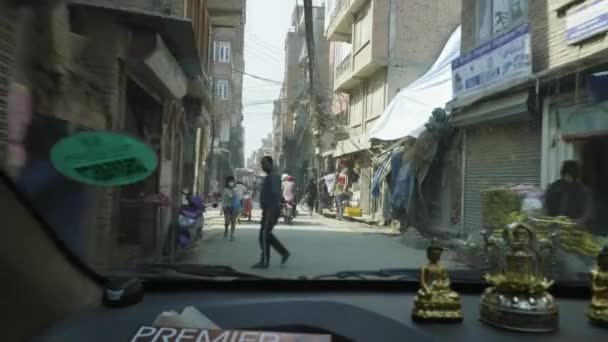 KATHMANDU, NEPAL - MARZO, 2018: Vista desde el coche en el tráfico pesado en las calles de la zona turística de Thamel en el centro de la ciudad . — Vídeos de Stock