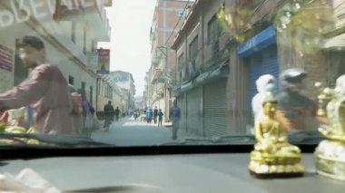 Katmandu, Nepal - Mart, 2018: Arabayı görünümünden yoğun trafik turizm alanı şehrin ortasındaki Thamel sokaklarında üzerinde.