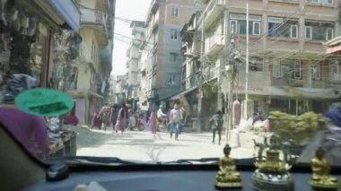 Katmandu, Nepal - Mart, 2018: Arabayı görünümünden yoğun trafik turizm alanı şehrin ortasındaki Thamel sokaklarında üzerinde.