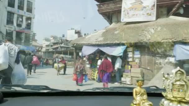 Kathmandu, Nepál - március, 2018: Kilátás az autóból a zajos, forgalmas megismerését Thamel, a központban, a város utcáin. — Stock videók