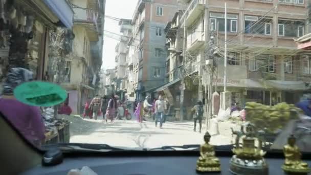 KATHMANDU, NEPAL - MARZO 2018: Vista dall'auto sul traffico pesante per le strade della zona turistica Thamel nel centro della città . — Video Stock