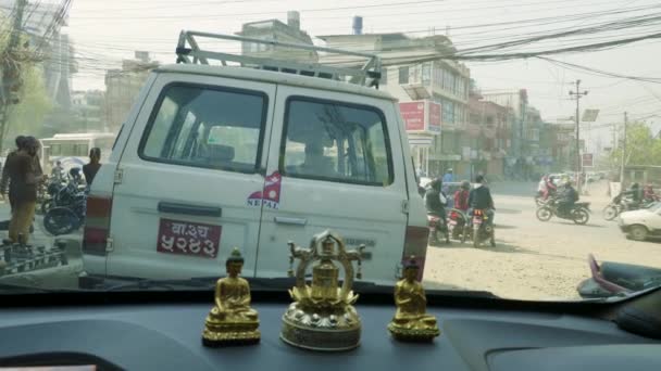 Kathmandu, Nepal - mars 2018: Utsikten från bilen på tung trafik på gatorna i turistområdet Thamel i centrera av staden. — Stockvideo