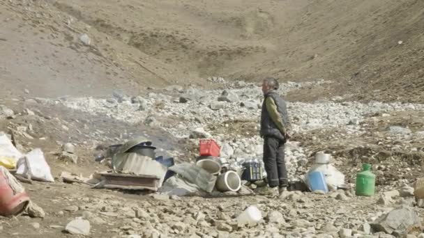 DHARMASALA, NEPAL - MARZO, 2018: El hombre local está cerca de los platos y sonríe . — Vídeo de stock