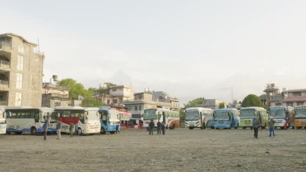 Pokhara, Nepal - marca, 2018: Przystanek autobusowy z autobusów turystycznych w wielkim mieście Pokhara. — Wideo stockowe