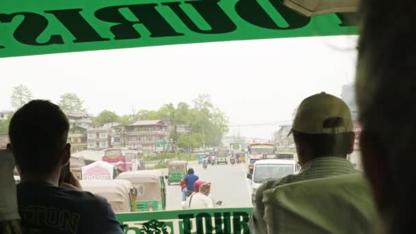 Ποκάρα, Νεπάλ - Μαρτίου 2018: Θέα από το μπροστινό παράθυρο του λεωφορείου προς την κυκλοφορία στην πόλη. — Αρχείο Βίντεο