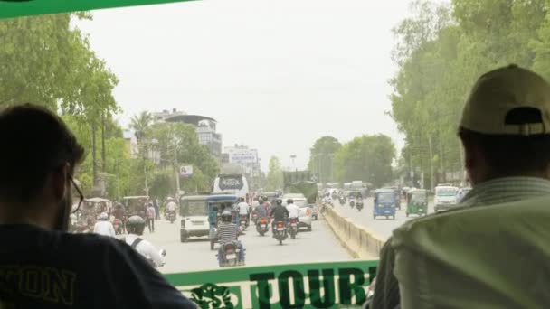 POKHARA, NEPAL - MARZO, 2018: Vista desde la ventana frontal del autobús hasta el tráfico en la ciudad . — Vídeo de stock