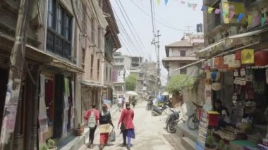 Katmandu, Nepal - Mart, 2018: Thamel şehir merkezinde turist alan sokaklarında yoğun trafik.