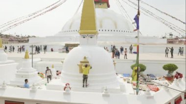 Katmandu, Nepal - Mart, 2018: İşçi Katmandu Vadisi'nde deprem sonrası Boudhanath Stupa boyalar.