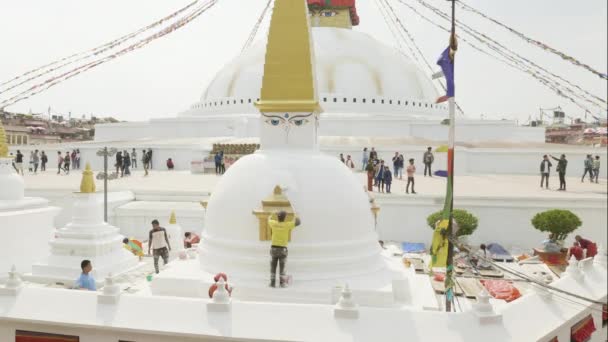 KATHMANDU, NEPAL - MARÇO 2018: Trabalhador pinta Boudhanath Stupa após terremoto no vale de Kathmandu . — Vídeo de Stock